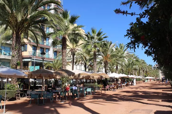 Tour turístico de un día por la Costa Brava con paseo en barco desd...