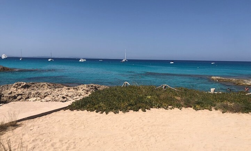 Image 11: Excursión desde Ibiza a Playa de Illetas en Catamarán con Comida