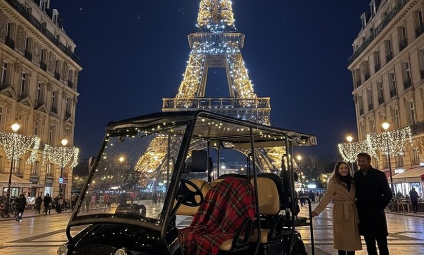 Image 3: Visite des Lumières de Noël de Paris en GolfCart : Expérience Privée