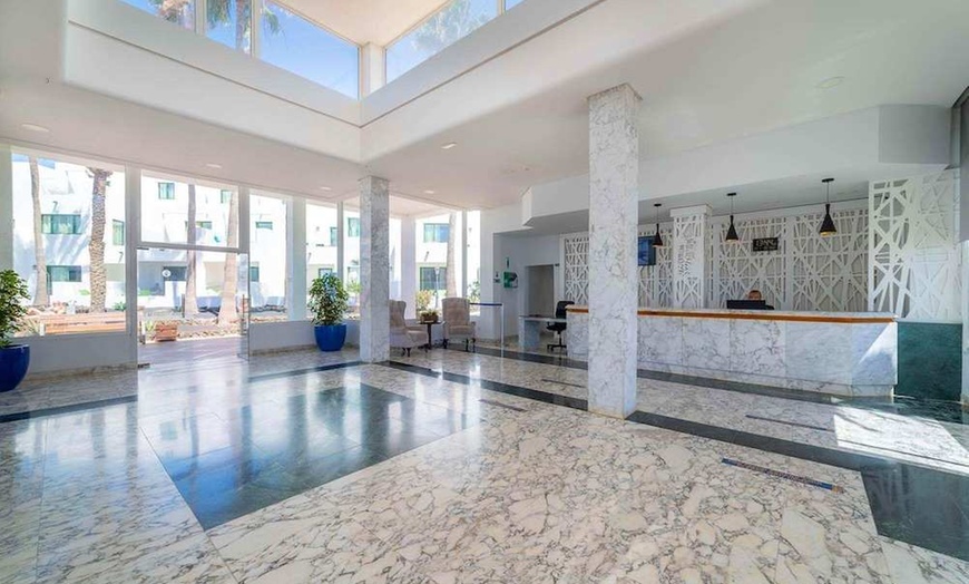 Image 2: ✈ LANZAROTE | Costa Teguise - Galeón Playa 3*, 4 nachten - Stadscen...