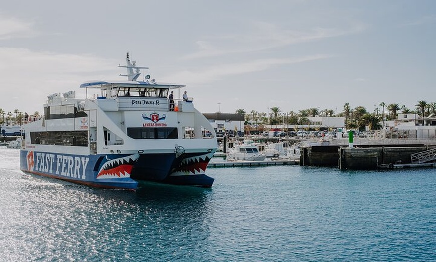 Image 10: Lanzarote:billete en barco a Fuerteventura con wifi gratis