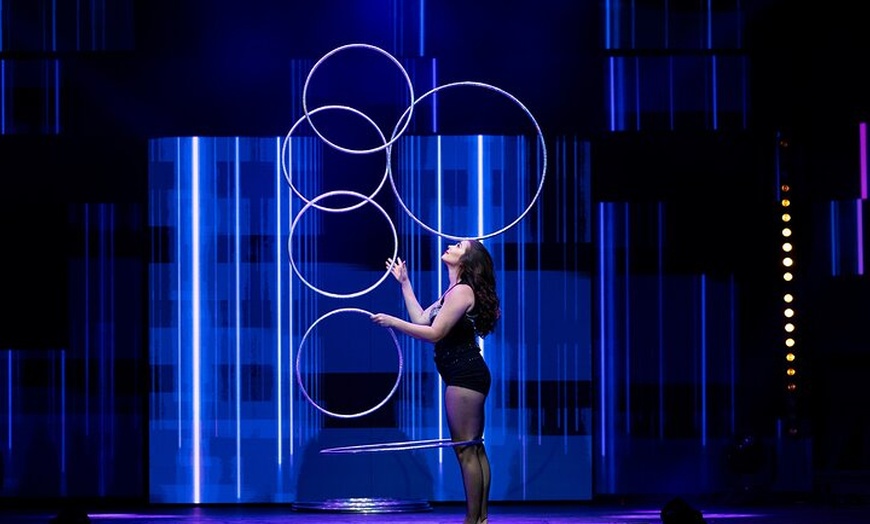 Image 14: Wintergarten Varieté "FLYING LIGHTS" inkl. Flying Steps