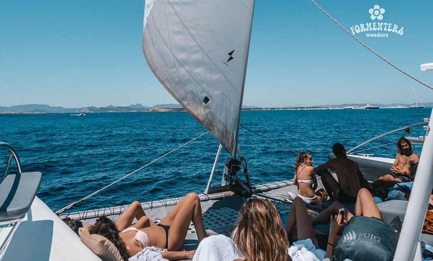 Image 2: Paseo en Catamarán a Vela con Formentera Wonders Todo Incluido