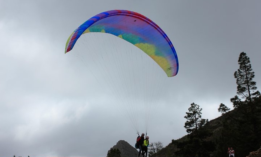 Image 20: Experiencia épica de parapente en Tenerife con el equipo campeón de...