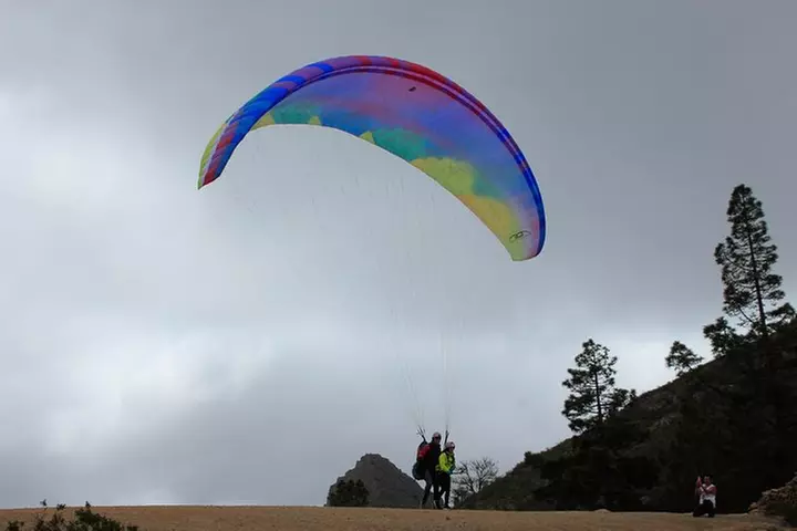 Experiencia épica de parapente en Tenerife con el equipo campeón de...
