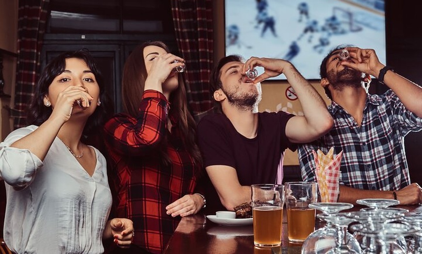 Image 3: Bar & Party Tour mit Free Shots & VIP Club Zugang