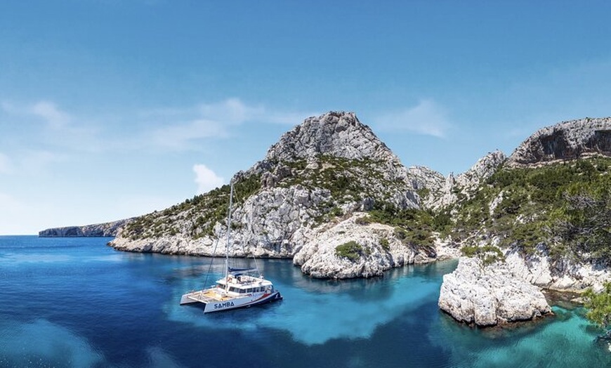 Image 1: La Journée Repas en Catamaran Calanques de Marseille Vieux Port