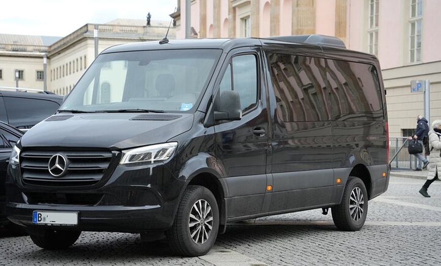 Image 7: Berlin VIP TOUR - Private Bus Tour inklusive Chauffeur und Guide