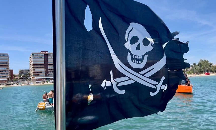 Image 11: Tour en barco por la fiesta del domingo pirata