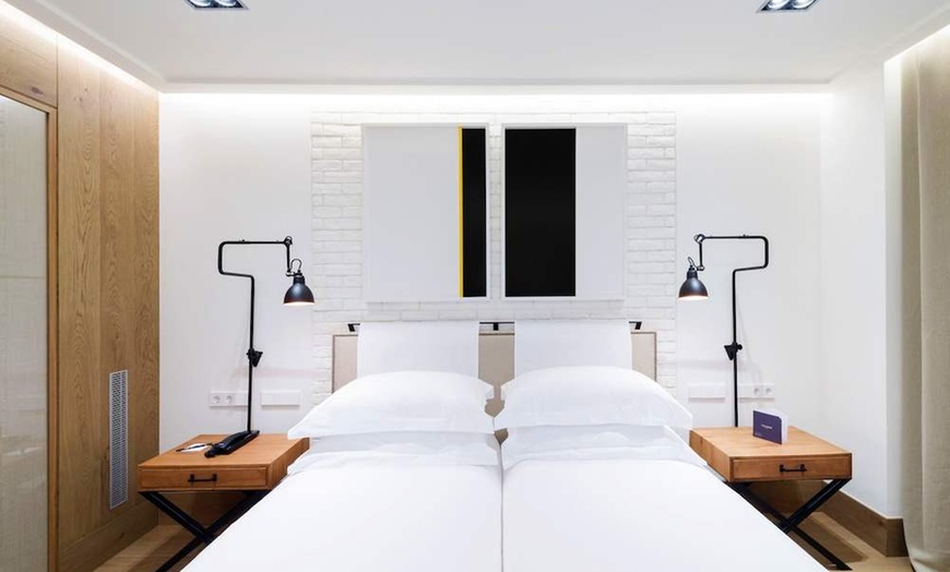 Image 3: ✈ SPAIN | Barcelona - The Corner Hotel 4*, 2 nights - Outdoor swimm...