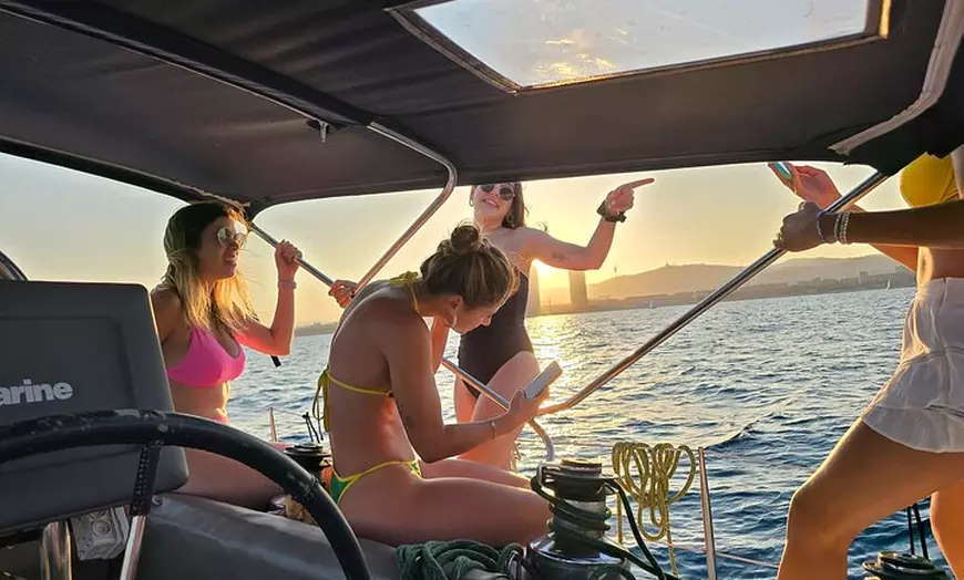 Image 8: Tour en velero al atardecer en Barcelona