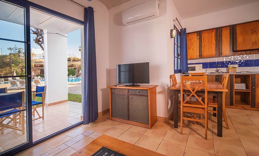 Image 5: ✈ MINORQUE | Punta Prima - Bimbolla Apartaments 3* - Piscine extéri...
