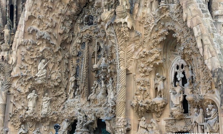 Image 16: Tour Privado por Barcelona Gaudí y Modernismo