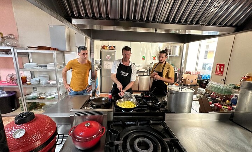 Image 4: Clase de Cocina de Tapas Española con Música de Guitarra en Vivo