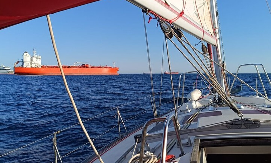 Image 7: Tour privado en velero con aperitivo en Barcelona