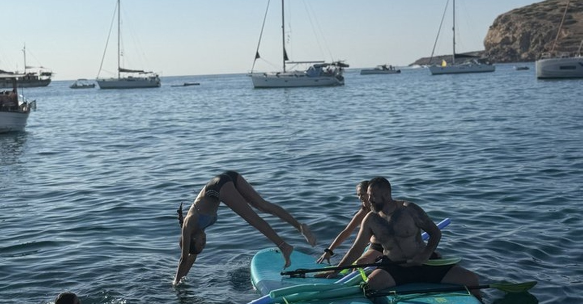 Crucero al atardecer con tapas, bebidas y motos de mar en Ibiza