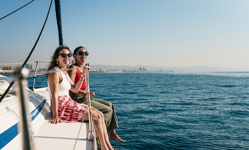 Image 7: Crucero al atardecer en Barcelona liderado por Young & Local Captain