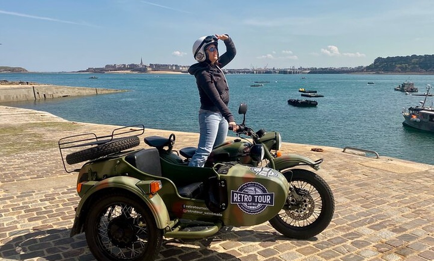Image 1: La côte d'Emeraude et Cancale en sidecar vintage avec chauffeur