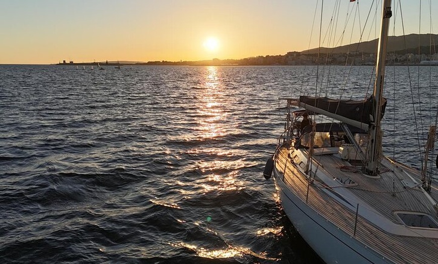 Image 1: Holistic Day Charter Paseo en Velero