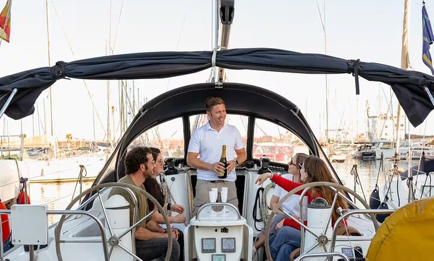 Image 5: Atardecer en velero con cava a bordo