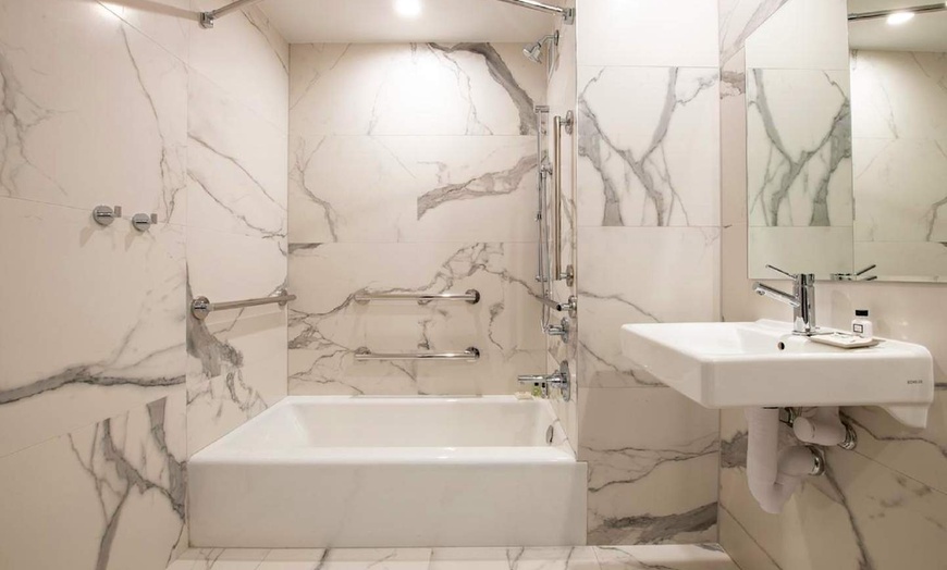 Image 7: ✈ ETATS-UNIS | New York City - Aliz Hotel Times Square 4* & Match N...