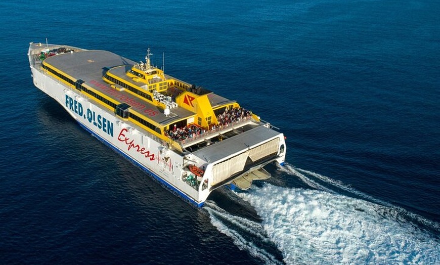 Image 2: Viaje en ferry entre Tenerife y La Gomera