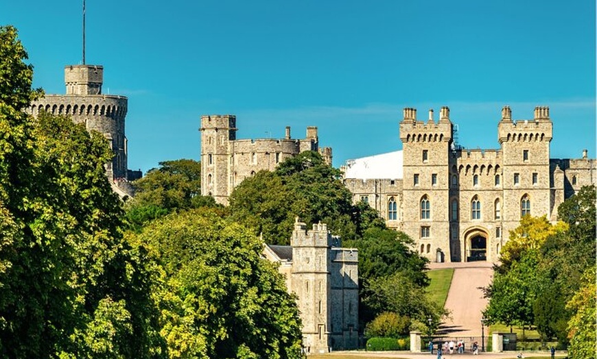 Image 4: London: Windsor Castle, Stonehenge & Bath Guided Tour with Entry