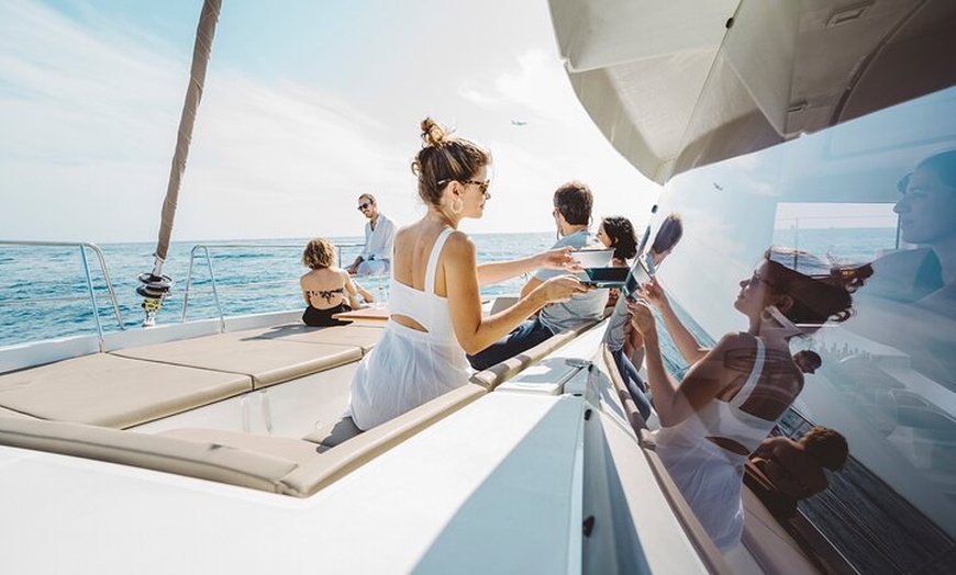 Image 2: Catamarán de lujo para experiencias privadas en Barcelona