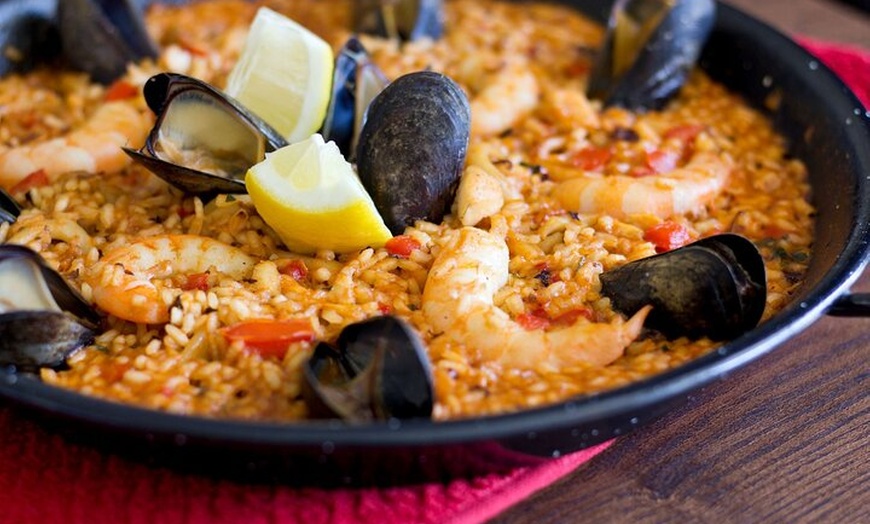 Image 2: Cook Paella & Tapas + Market Tour en Barcelona (4 - Comida)