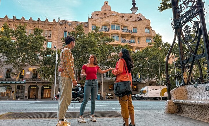 Image 10: Recorrido en bicicleta al amanecer: Barcelona ante las multitudes