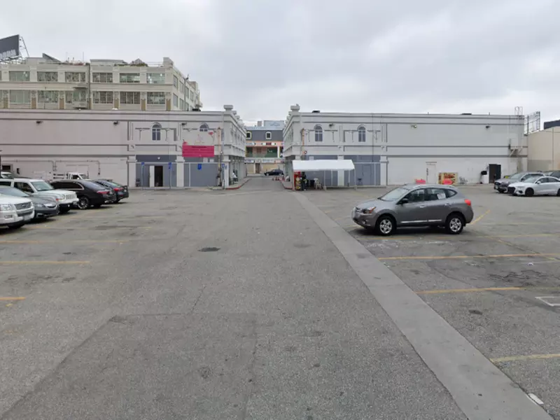 Parking at 922 S. Los Angeles St. Lot