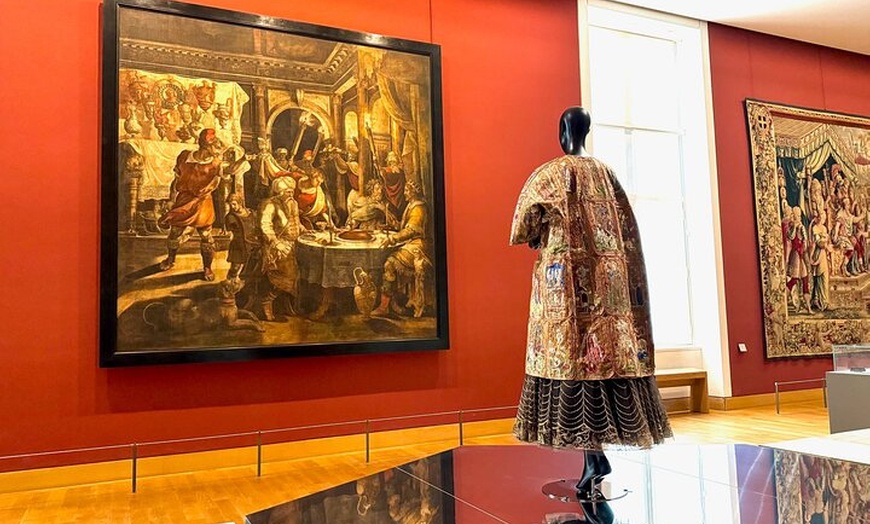 Image 7: Visite guidée privée du Louvre Fashion Expo