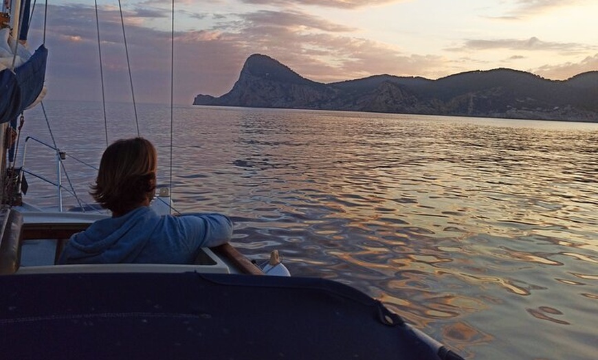 Image 3: Experiencia privada de vela al atardecer desde Cala Galdana