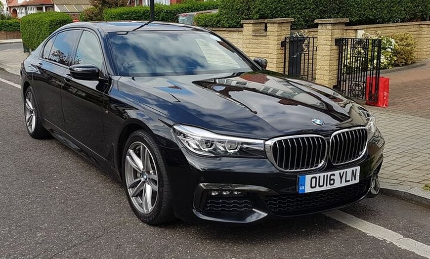 Image 3: London Airports Transfer: Heathrow to/from Gatwick