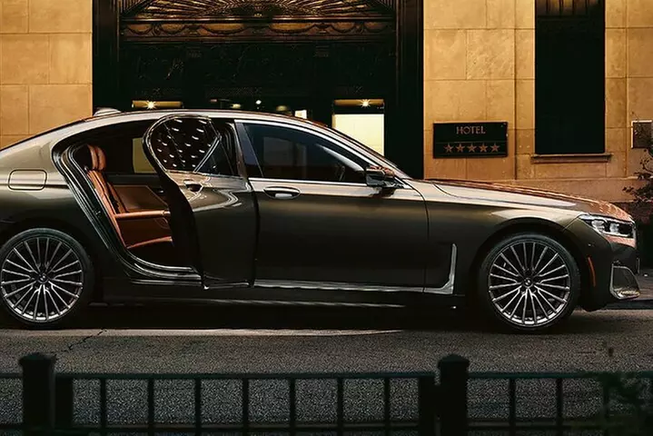 Sedan Arrival Transfer from LaGuardia Airport LGA to Manhattan