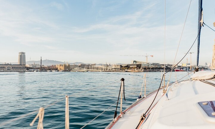 Image 38: Paseo en Velero al Atardecer en Barcelona con Capitán Local