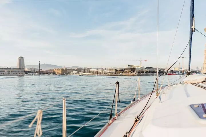 Crucero al atardecer en Barcelona liderado por Young & Local Captain