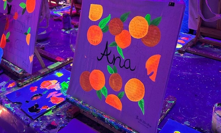 Image 5: Arte y Vino Pinta una Bolsa de Tela Neón y Bebe Vino