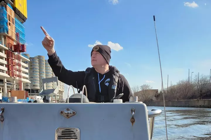 Small-Group Sightseeing Boat Tour in Chicago