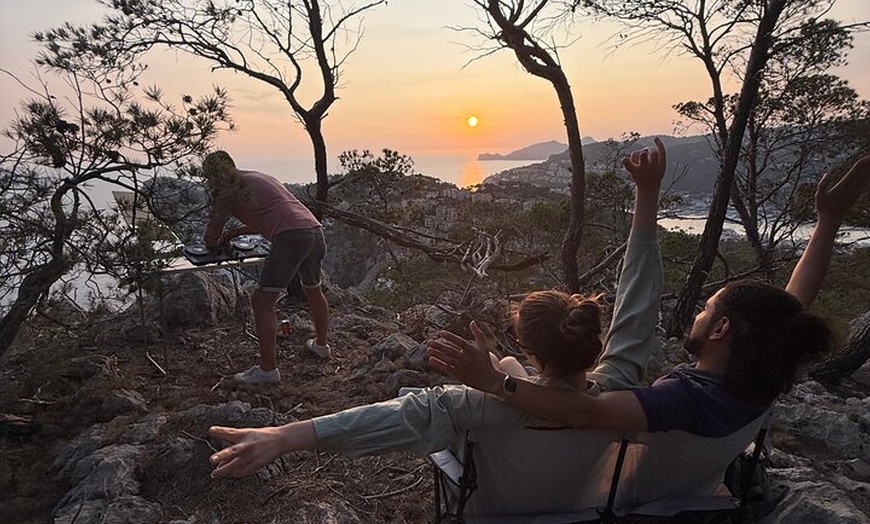 Image 4: Mirador de puesta de sol EXCLUSIVO con DJ en vivo