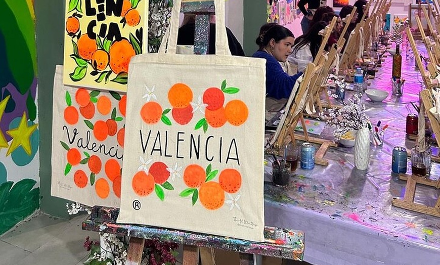 Image 7: Arte y Vino Pinta una Bolsa de Tela Neón y Bebe Vino