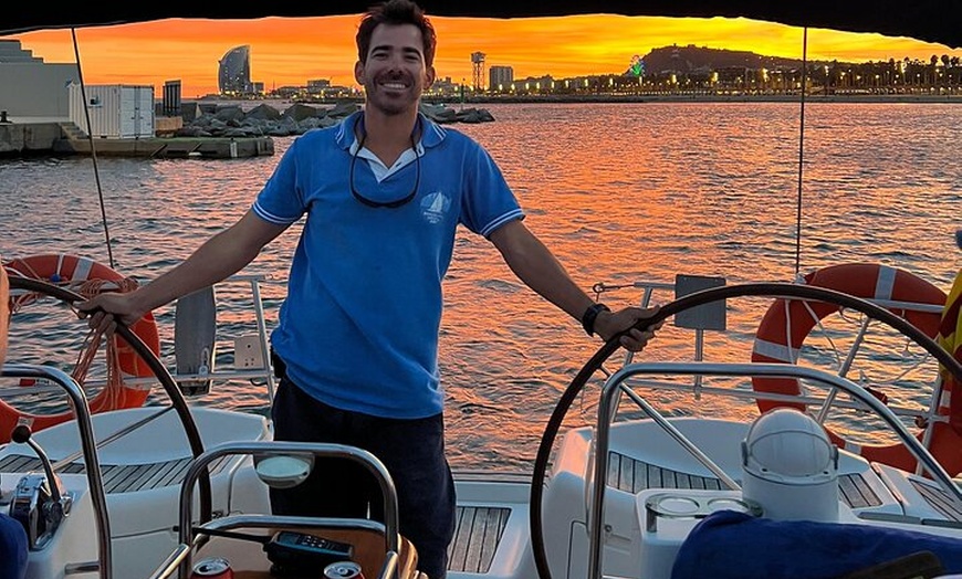 Image 3: Barcelona Sunset Private Sailing con barra libre y aperitivos