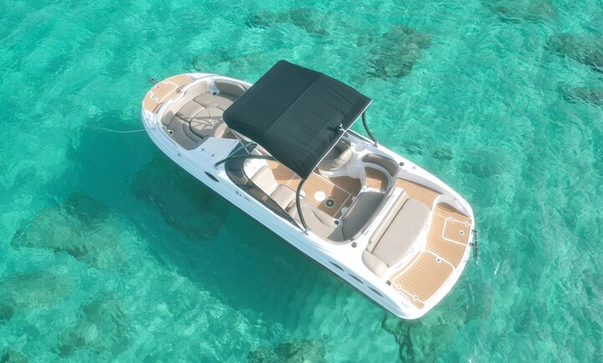 Image 2: Relájate en Barco con Paddle Surf y Snorkel en San Antonio