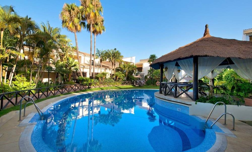 Image 17: ✈ COSTA DEL SOL | Marbella - BlueBay Banús 4*, 3 Nächte - Außenpool