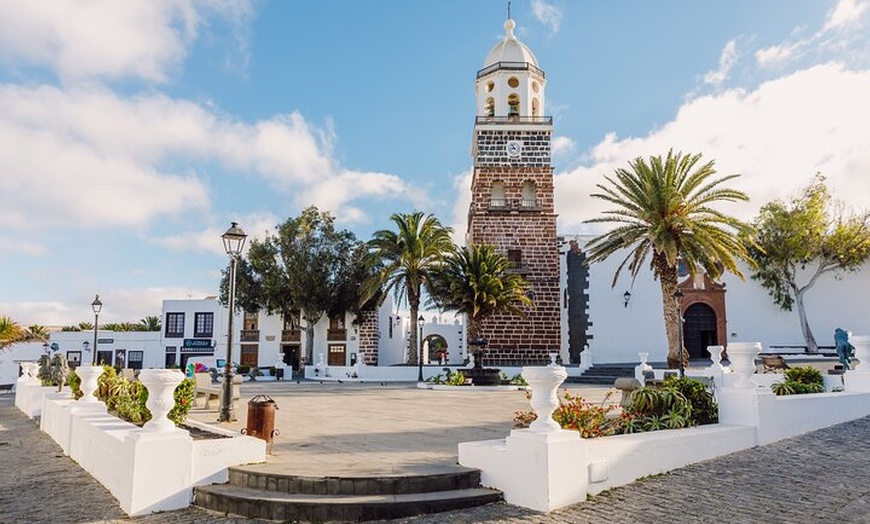 Image 7: Lanzarote Private DayTrip to Teguise Market & Volcanic LagOmar