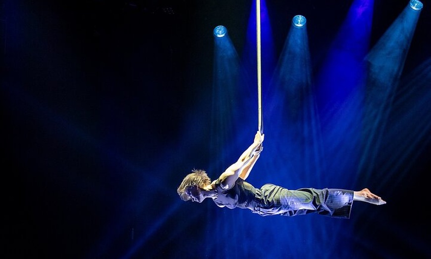 Image 32: Wintergarten Varieté "FLYING LIGHTS" - Highlightshow (75 Minutes)