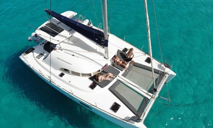 Image 10: Benalmádena: Vela y observación de delfines con aperitivos y bebidas