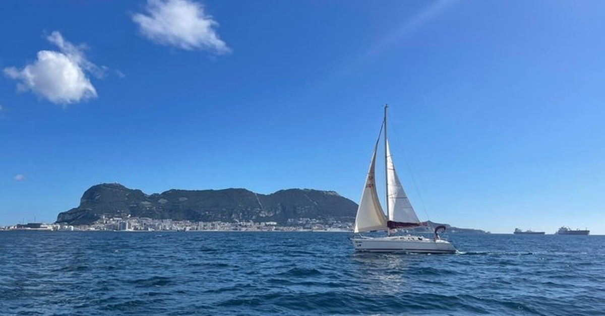 Navegación en velero por la bahía de Algeciras con delfines y tapas
