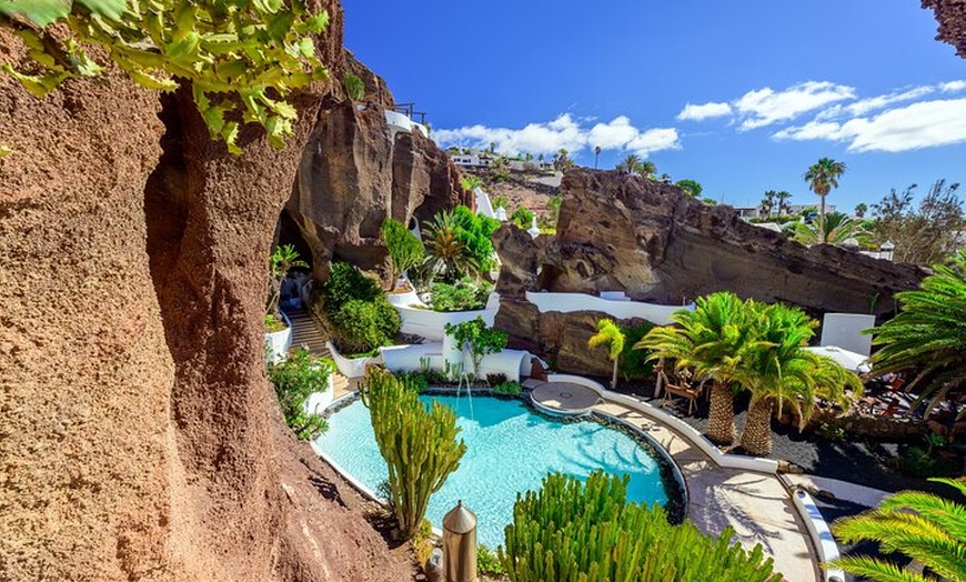 Image 4: Lanzarote Private DayTrip to Teguise Market & Volcanic LagOmar