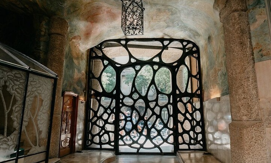 Image 11: Tour Privado por Barcelona Gaudí y Modernismo